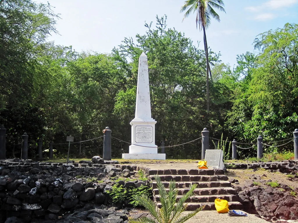 captain cook monument at kealakekua bay